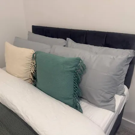 2br, 3double Bed, 2 Bath, Wifi , Free Parking Apartment