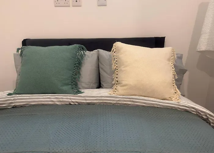 2br, 3double Bed, 2 Bath, Wifi , Free Parking * 布雷得佛