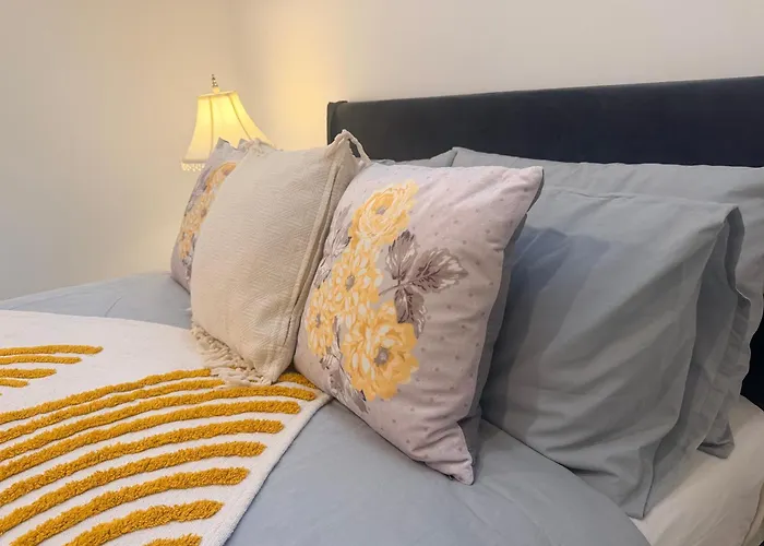 2br, 3double Bed, 2 Bath, Wifi , Free Parking Apartment *